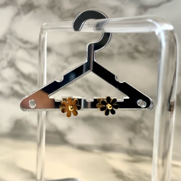 18k Gold Plated Daisy Flower Earrings - Picture 2 of 8